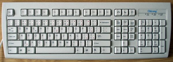 Nové zbytečné klávesy vytlačují delete a spol dolů, tam pak chybí místo. Foto -Mrk-