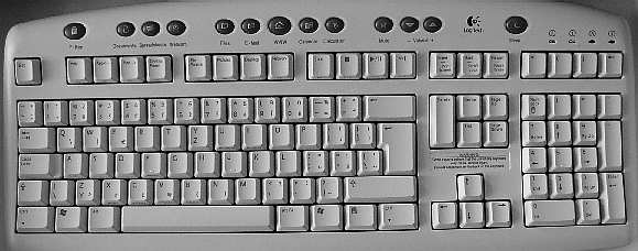 Klávesnice Logitech s rozděleným levým shiftem (a s dalšími zvěrstvy). Foto Makr