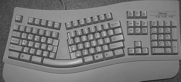 Ergonomická klávesnice. Autor fotografie Stanislav Hudec (děkuji za foto) si ji velmi pochvaluje. Proti gustu žádný dišputát.