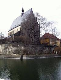 Chrám sv. Gotharda z tak nezvyklého úhlu, že není vidět věž. 