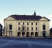 Bývalá piaristická kolej, v níž dnes sídlí muzeum a knihovna.